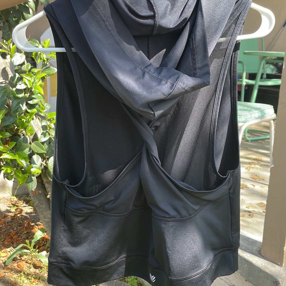 Women’s activewear top